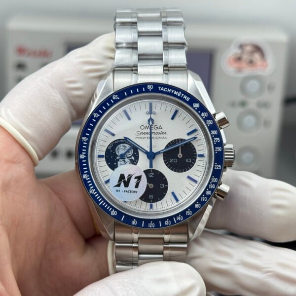 Omega Speedmaster 310.32.42.50.02.001 Silver Snoopy Award