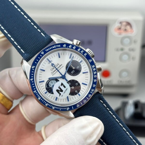 Omega Speedmaster 42mm Silver Snoopy Award