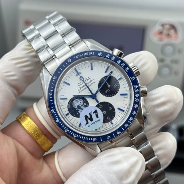 Omega Speedmaster 310.32.42.50.02.001 Silver Snoopy Award
