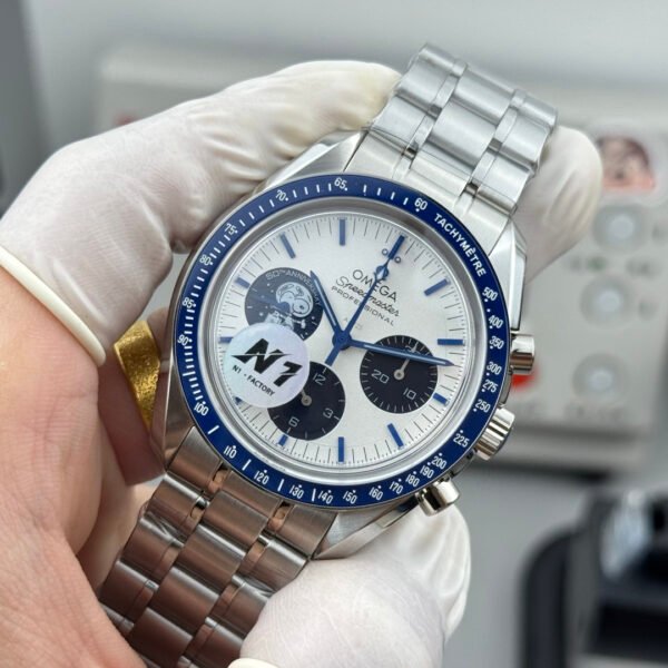 Omega Speedmaster 310.32.42.50.02.001 Silver Snoopy Award