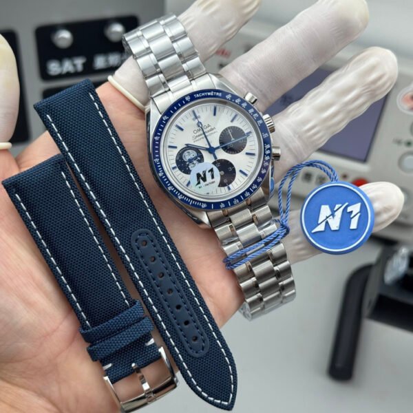 Omega Speedmaster 310.32.42.50.02.001 Silver Snoopy Award