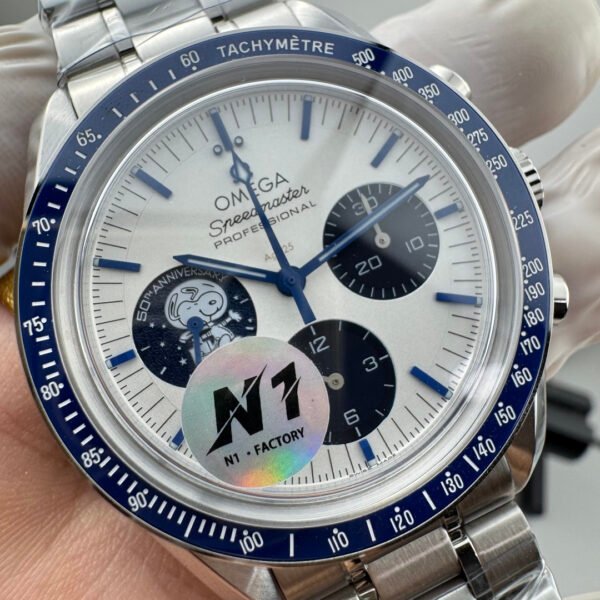 Omega Speedmaster 310.32.42.50.02.001 Silver Snoopy Award