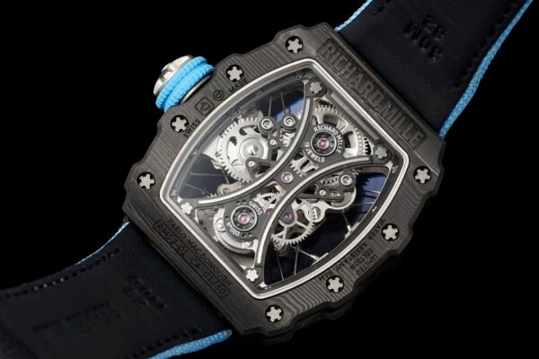 the transparent floor reveals the rm53-01 strong mechanical feel.