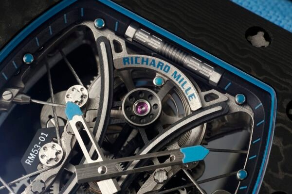 the skeletonized dial has a strong mechanical feel, can see the mainspring barrel.