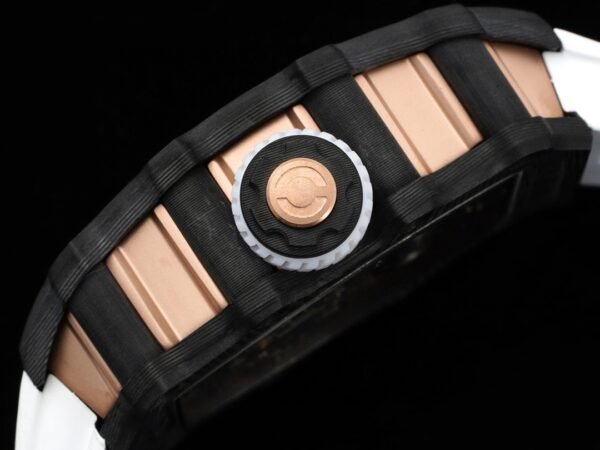 the watch case combines carbon tpt with 5n red gold.