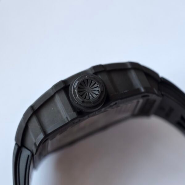 rm35-02 carbon ntpt creates a lightweight and durable