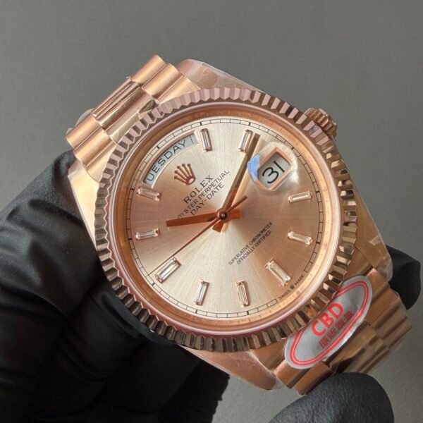 rolex daydate 40, with its president bracelet, perfectly complements a business suit, showcasing the elegant sophistication of a luxury timepiece.