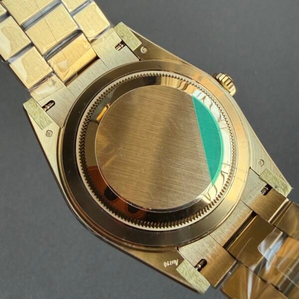 luxury men watch, 40mm, 18 yellow gold, gold dog head, au750, crown logo display.